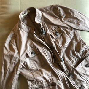 🏔 Tan/beige light jacket